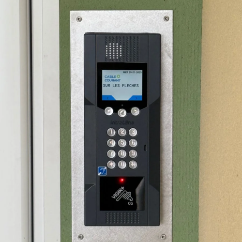 Installation interphone avec digicode et lecteur de badge pour contrôle d'accès