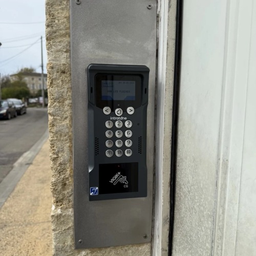 Installation interphone avec digicode et lecteur de badge pour contrôle d'accès