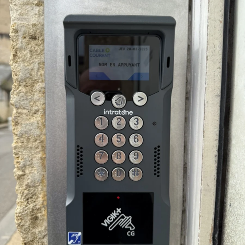 Installation interphone avec digicode et lecteur de badge pour contrôle d'accès