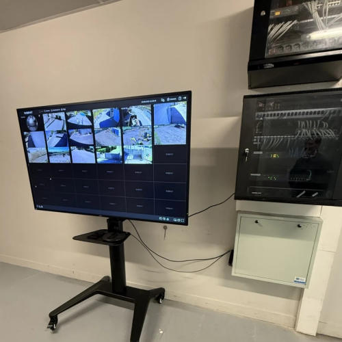 Installation écran de contrôle système de vidéosurveillance