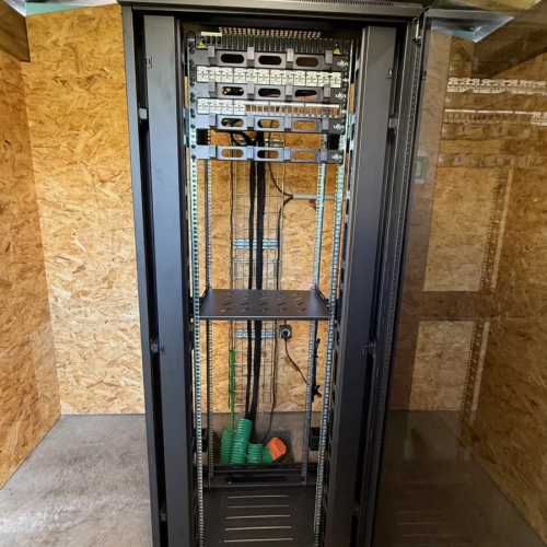 Installation armoire pour baie de brassage