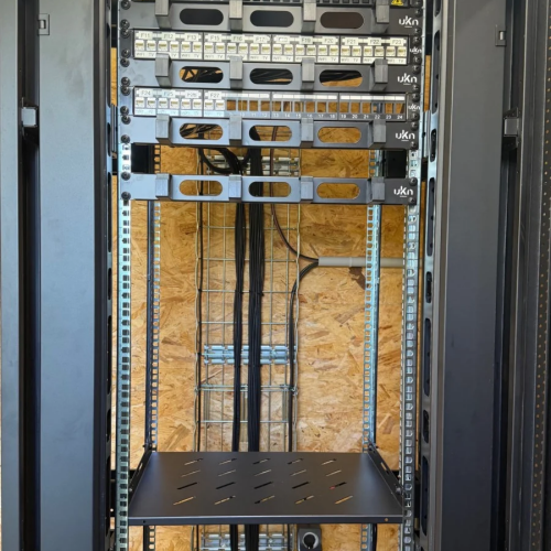 Installation armoire pour baie de brassage